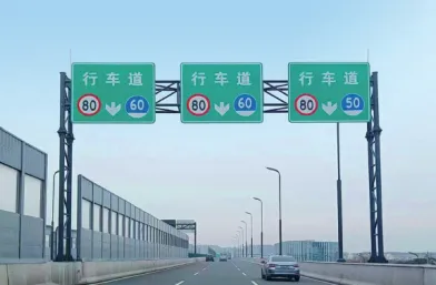 Czy istnieją jakieś przepisy dotyczące koloru słupów sygnalizacyjnych?